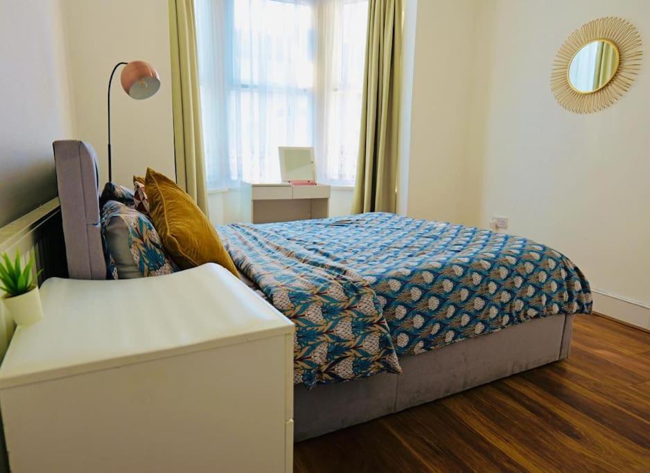 Two Bedroom Flat Near Transport & Shops Londýn Exteriér fotografie